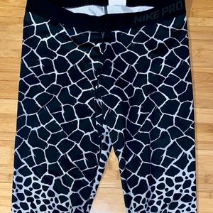 Nike ankle length black and white leggings